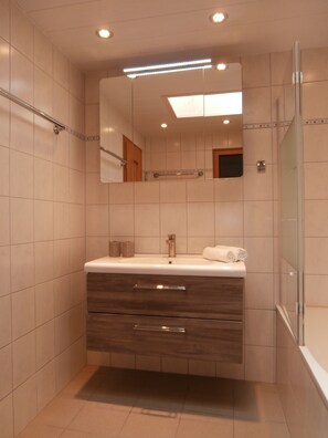 Anna 2  Groundfloor | Bathroom | Shower, hair dryer, towels, toilet paper