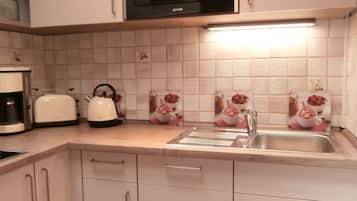 Anna 2 Groundfloor | Private kitchen | Fridge, microwave, oven, stovetop