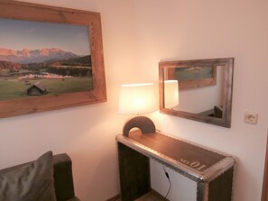 Anna 2  Groundfloor | Espaço de trabalho para notebook, cortinas blackout