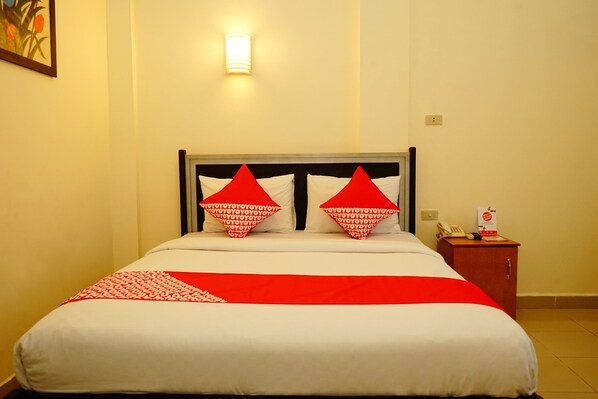 Deluxe Double Room | Desk, free WiFi, bed sheets