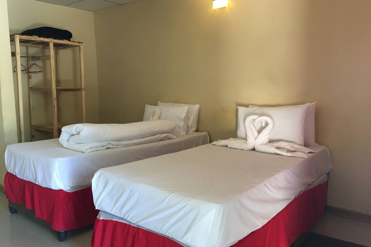 Tabla de planchar con plancha, wifi gratis y ropa de cama