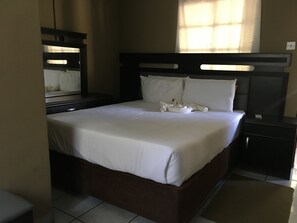 标准双人房 | 办公桌、床单