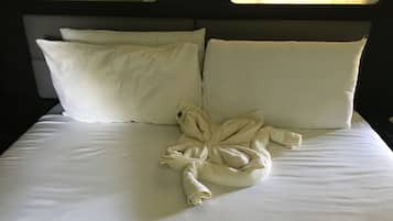 Standard Double Room | Desk, bed sheets