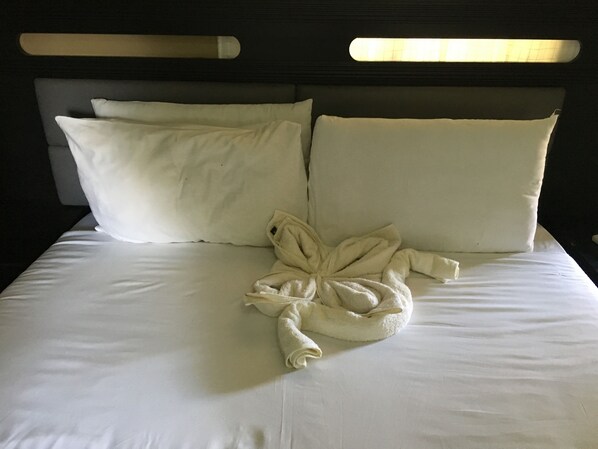 Standard Double Room | Desk, bed sheets