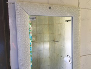 標準雙人房 | 浴室 | 淋浴設備、免費梳洗用品、提供毛巾、番梘