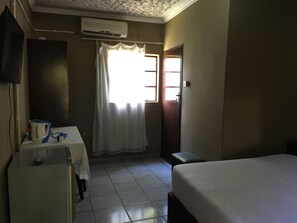 Habitación estándar doble | Escritorio y ropa de cama