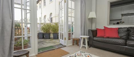 Cottage | Woonruimte | Een flatscreentelevisie