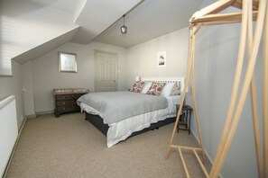 2 bedrooms, iron/ironing board, cots/infant beds, free WiFi - Arundel Mews Parking by Brighton Holiday Lets (Brighton)