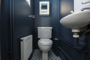 Cottage | Bathroom | Bathtub, hair dryer, towels - Arundel Mews Parking by Brighton Holiday Lets (Brighton)