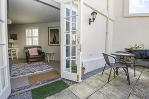 Cottage | Terrace/patio - Arundel Mews Parking by Brighton Holiday Lets (Brighton)