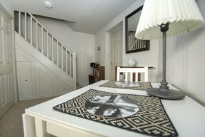 Cottage | In-room dining - Arundel Mews Parking by Brighton Holiday Lets (Brighton)