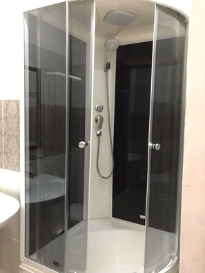 Chambre Économique avec lits jumeaux | Salle de bain
