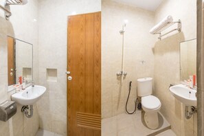 Bathroom - Hotel O Medan Near Gajah Mada formerly Hotel Indah Raya (Medan)