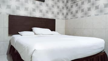 Escritorio, wifi gratis y ropa de cama