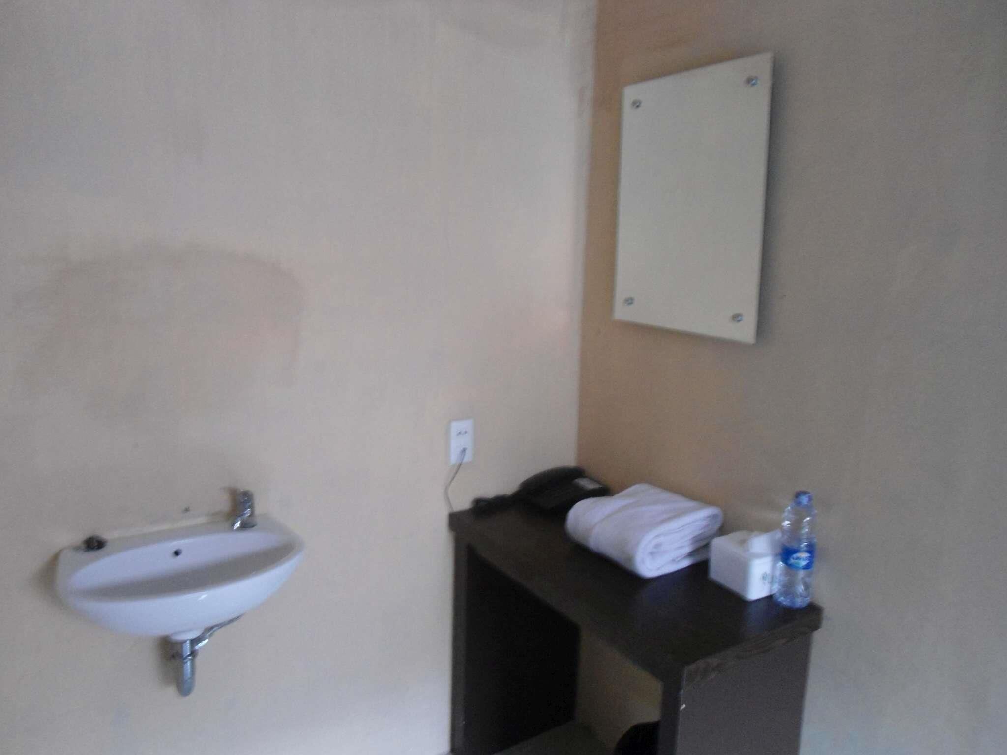 Badkamer | Een douche, een regendouche, handdoeken