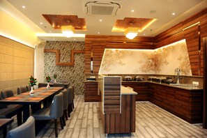 Desayuno de cocina local (INR 315 por persona) 