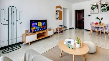 Familienapartment, 2 Schlafzimmer | Wohnzimmer | Fernseher