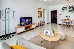 Familienapartment, 2 Schlafzimmer | Wohnzimmer | Fernseher