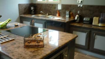 Kamar Double Basic, Bebas Asap Rokok | Dapur bersama | Lemari es, microwave, kompor, dan mesin pembuat kopi/teh