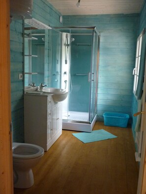 Basic-Doppelzimmer, Nichtraucher | Badezimmer | Dusche, Handtücher, Seife, Toilettenpapier