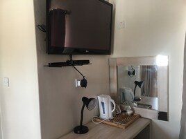 Standard Studio, 1 Queen Bed | Television