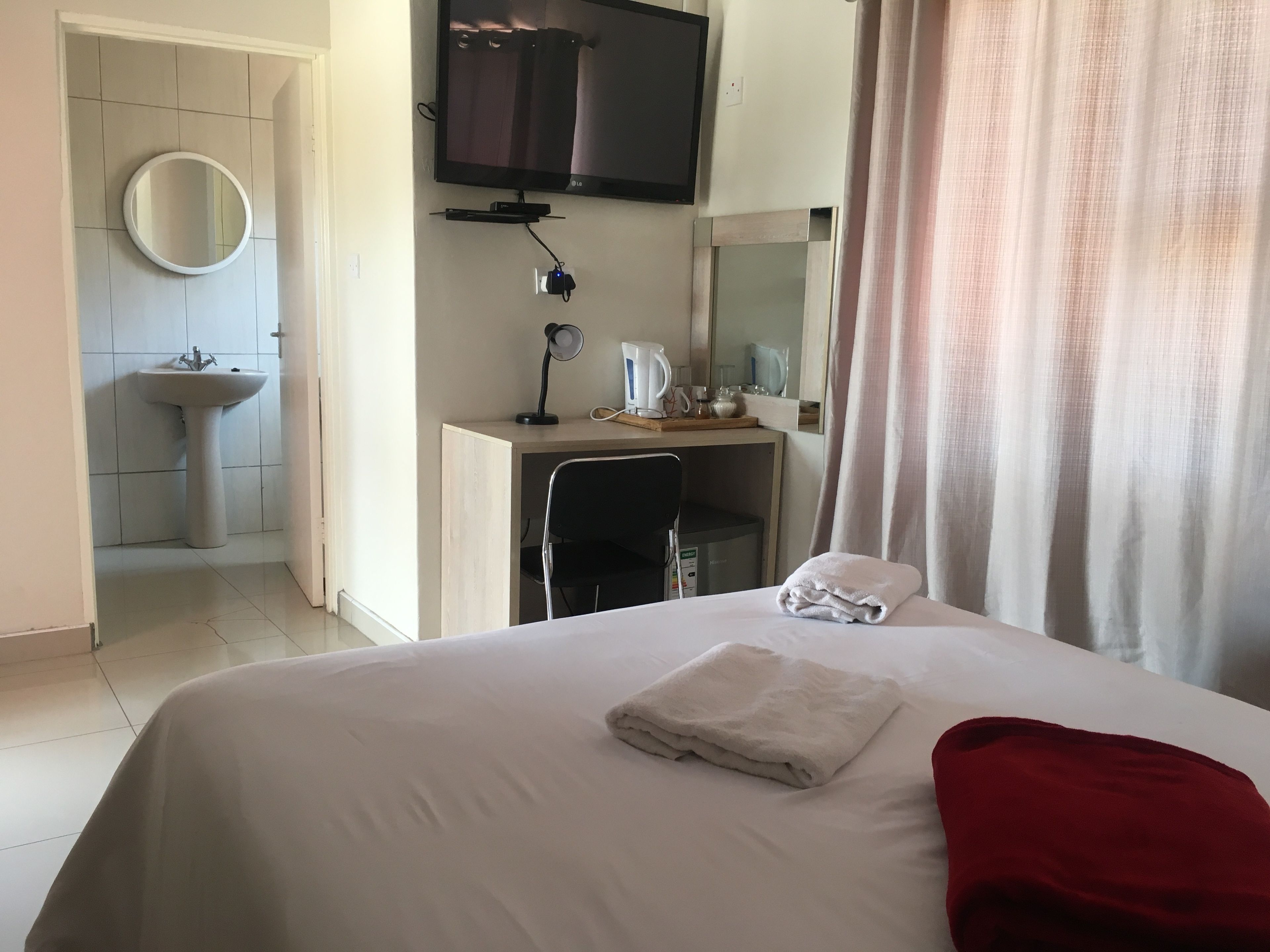 Standard Studio, 1 Queen Bed | Individually decorated, individually furnished, desk, iron/ironing board