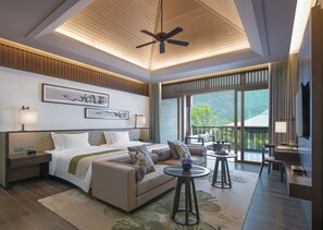 Caja de seguridad en la habitación, escritorio y cortinas blackout