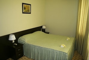 Quarto casal standard, 1 cama Queen | Cofres nos quartos, quartos à prova de som, Wi-Fi de cortesia