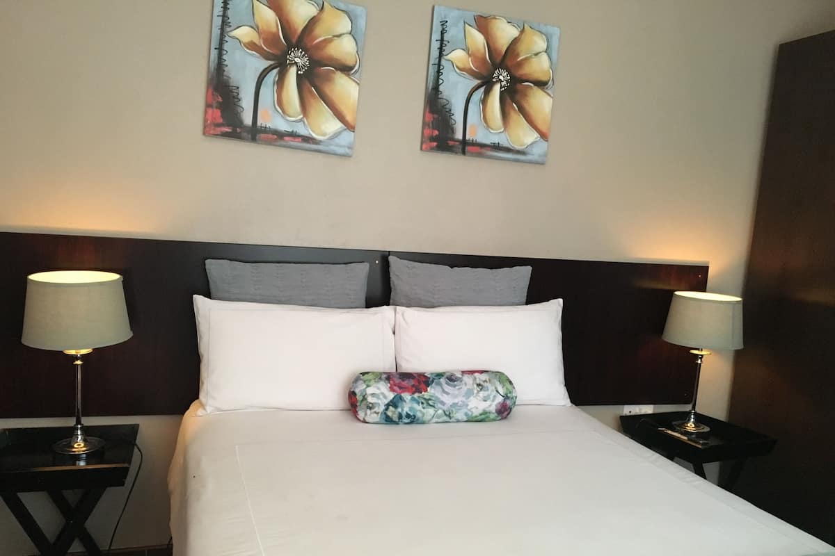 Standard-Doppelzimmer, 1 Doppelbett | Individuell dekoriert, individuell eingerichtet, Bügeleisen/Bügelbrett