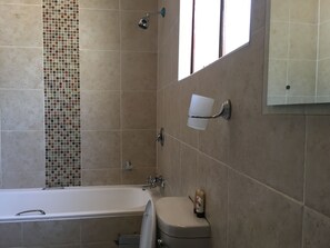 Habitación estándar doble, 1 cama doble | Baño | Ducha y bañera combinadas y bañera profunda