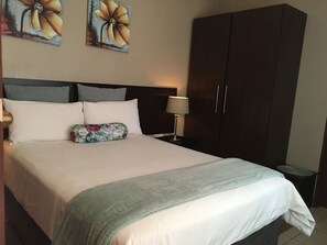 Habitación doble estándar, 1 cama matrimonial | Decoración personalizada y muebles diferentes 