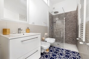 ดีลักซ์อพาร์ทเมนท์, 1 ห้องนอน, ระเบียง | ห้องน้ำ