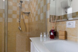 Deluxe Apartment, 1 Bedroom, Terrace | Bathroom - Maison Iolanda (Piano di Sorrento)