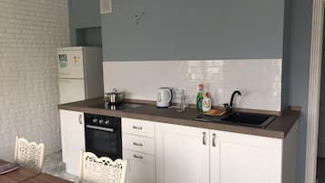 Oven, kompor, mesin pencuci piring, dan peralatan masak/sendok-piring