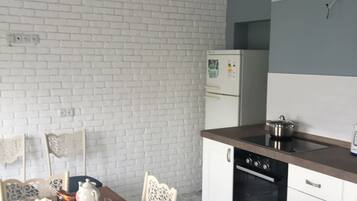 Oven, stovetop, dishwasher, cookware/dishes/utensils