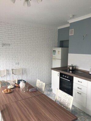 Lò nướng, bếp nấu, máy rửa bát, dụng cụ nấu nướng/bát dĩa/dao nĩa