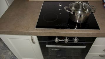 Oven, kompor, mesin pencuci piring, dan peralatan masak/sendok-piring