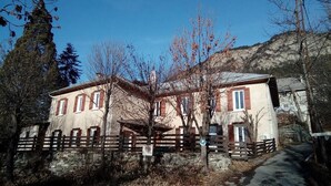 Unclassified image, 4 of 22, button - Maison familiale associative Gueyniers (Jausiers)