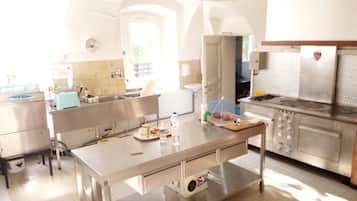 Lemari es, microwave, oven, dan kompor