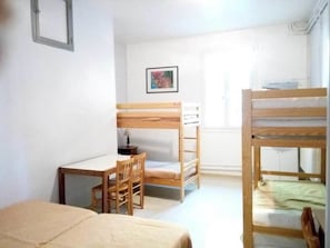 Habitación familiar, baño compartido | Cunas gratuitas, wifi gratis y ropa de cama 