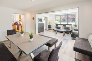 TV connectée, livres, chaîne hi-fi