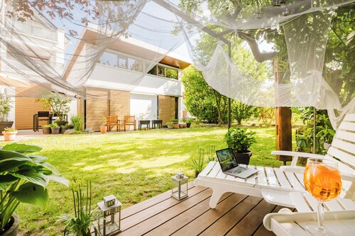 XXL-Familien-Wohnung mit Balkon-Loggia zum Garten /4-6P/ Parkplatz. Nähe Badesee