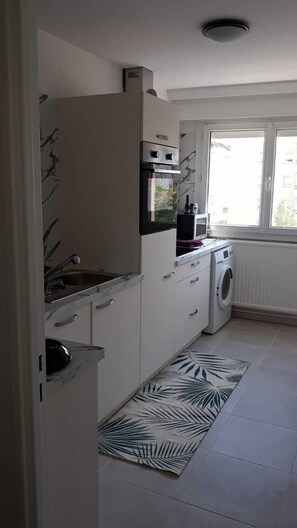 雪櫃、微波爐、焗爐、爐具