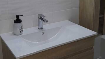 Een haardroger, handdoeken, zeep, shampoo