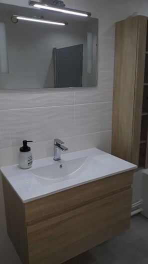 Een haardroger, handdoeken, zeep, shampoo