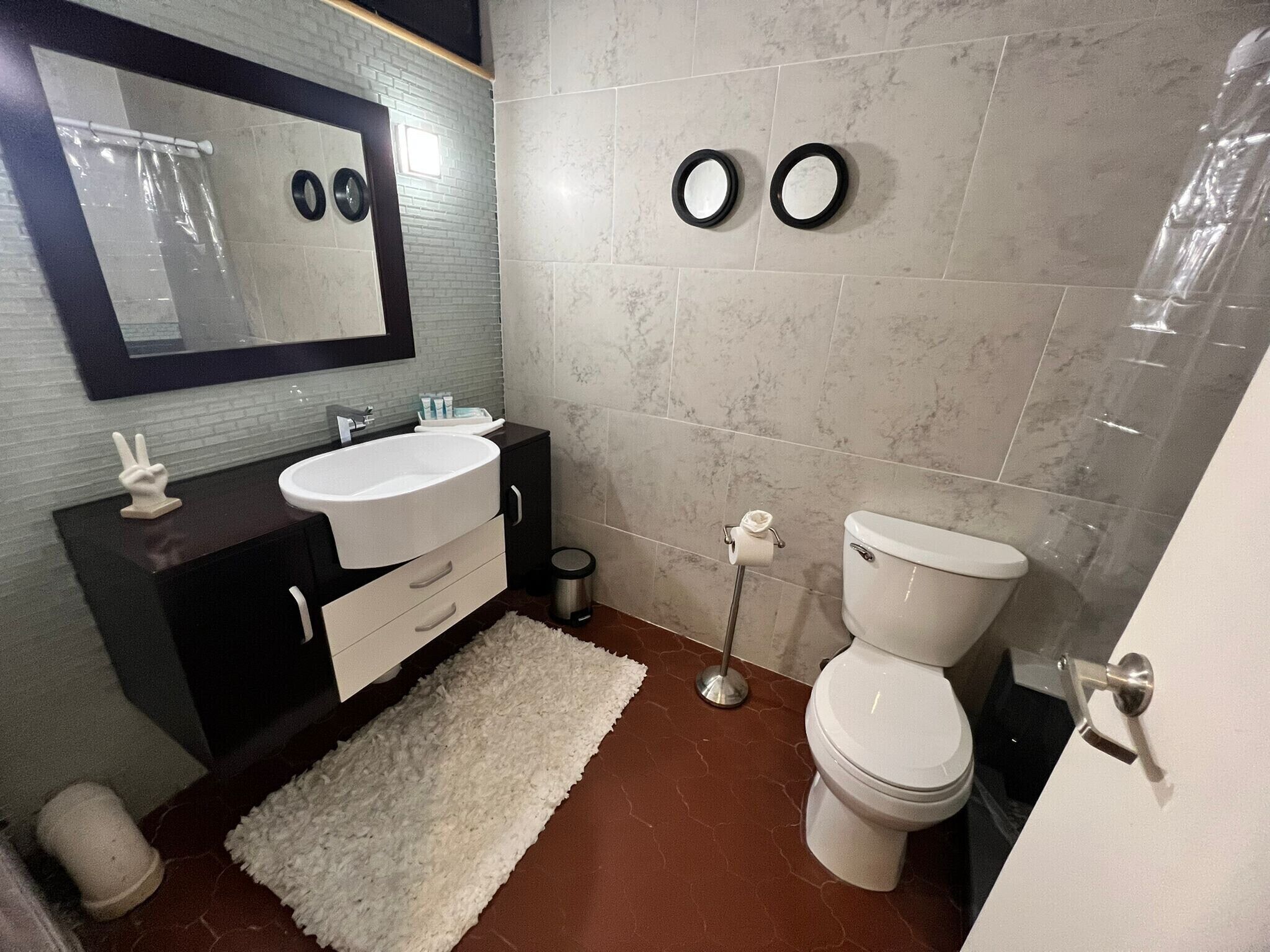 淋浴设施、吹风机、毛巾、洗发水