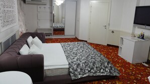 Elite Room, 1 Queen Bed | Egyptian cotton sheets, premium bedding, pillowtop beds, in-room safe - Park Villa (Shymkent)