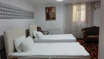 Elite Room, 1 Queen Bed | Living area | Flat-screen TV