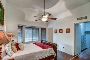 4 bedrooms, iron/ironing board, free WiFi, bed sheets