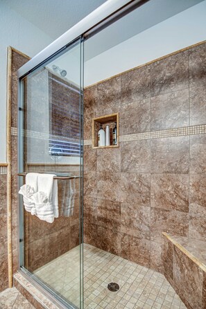 Combined shower/tub, hair dryer, towels, soap - Route 66 Oasis in Downtown Gilbert with Heated Pool and Mini Golf (Gilbert)